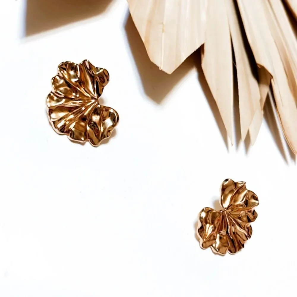 Half leaf stud earrings in gold #200 - Picture 1 of 5